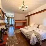 Pliades Traditional Παλαιός Παντελεήμων